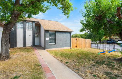 Spacious Family Home in Round Rock w Private Yard - Photo 5