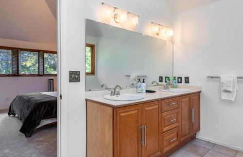 Spacious 3BR Redmond Home with Fireplace & BBQ - Foto 22