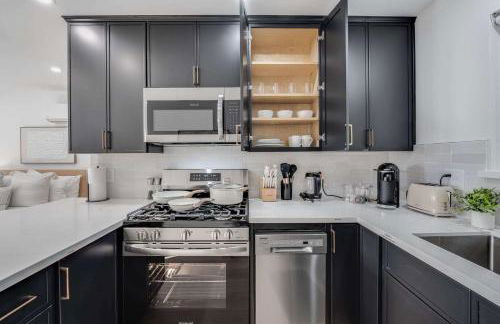 Brand New Apt w Parking Blocks from Downtown- A - Foto 8