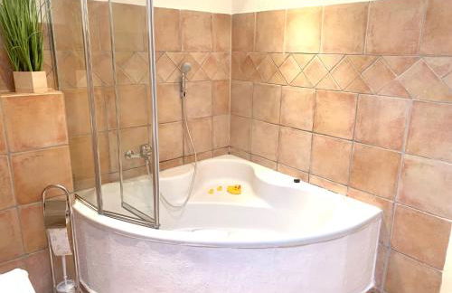 DEUTSCHE VILLA - SUPERIOR APARTMENT- 1 Obergeschoss mit gem Sauna und Garten - Foto 26