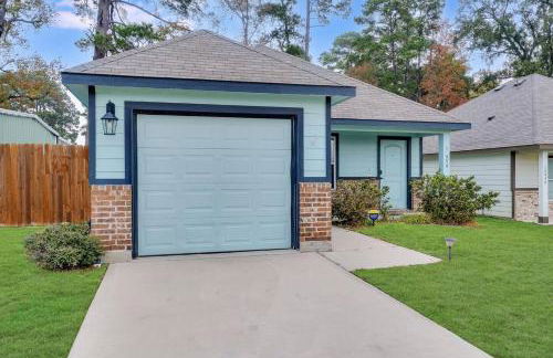 Lake Conroe Family Retreat BBQ, Games, and Boating - Photo 1