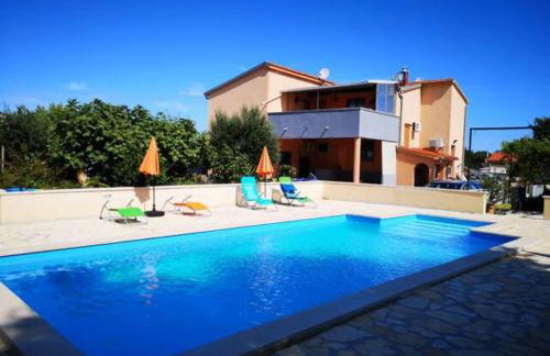 Sunny apartment with pool - Foto 2