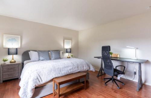 Spacious & Serene 6-Br Family Retreat in Kirkland - Photo 49