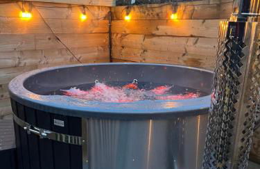 Riverside retreat with private wood fired hot tub - Foto 21