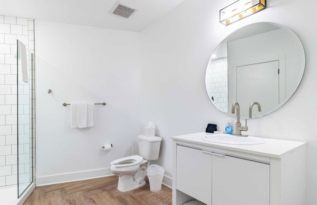 Dual Bachelor Pads w/ Rooftop Lounge & Games Sleeps 26 5 Min to Broadway - Foto 32