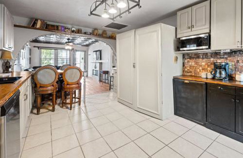 Romantic Colonial Hideaway in Historic Downtown - Pet Friendly - Foto 49