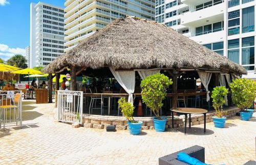 Stylish Beachfront Condo with Balcony & Ocean View - Foto 80