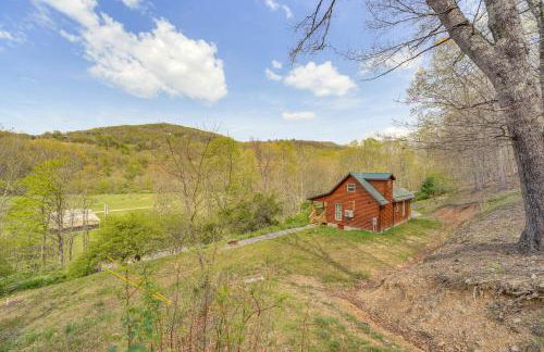 Hike and Fish Marlinton Cabin with Fire Pit and Views! - Foto 24
