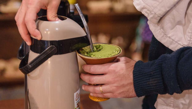 Preparando erva-mate