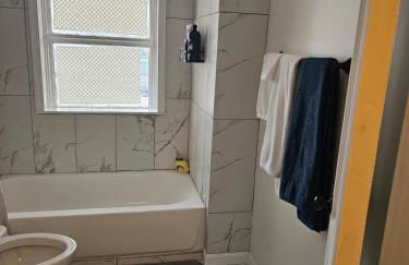 Cozy Roomy family sized apartment on major bus route close to all - Foto 77