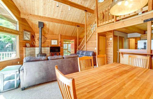Hot Tub, 1 Mi to Beach 12-Acre Fort Bragg Cabin! - Foto 7