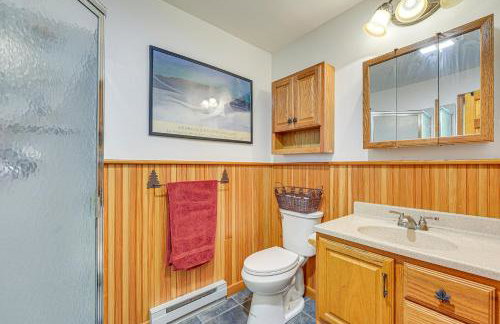 Waterfront Lake George Lodge with Boat Dock and Deck! - Foto 14