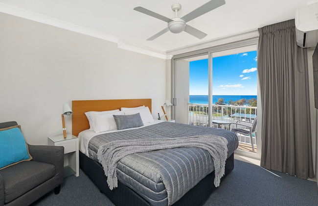 Elouera Tower Beachfront Apartments - Photo 8