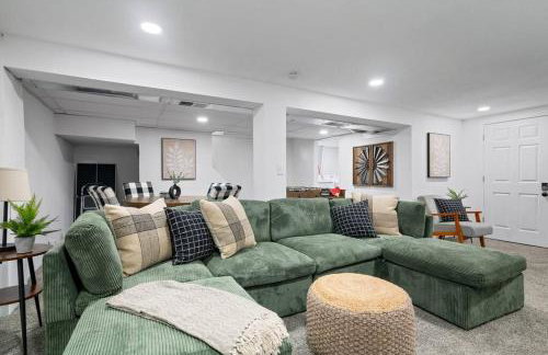 Urban Oasis Cozy Home Near Downtown with Game Room and Firepit - Foto 34