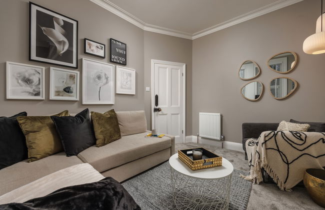 Beautiful 3 Bed House - Habita Property - Photo 1