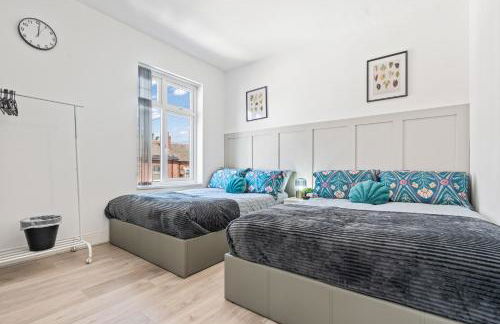 Free Parking ,Modern 4 bedrooms 10min from Birmingham city centre ideal for contractors ,Groups and Families - Photo 51