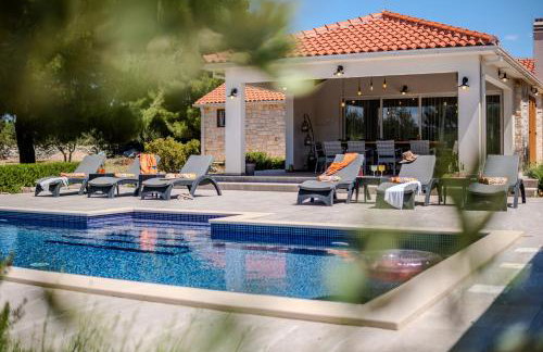 Luxury Villa Nature with heated private pool, sauna & fire pit, a short walk to the beach - Photo 22