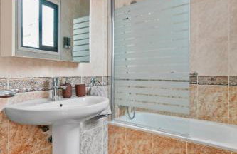 Cosy Andalusian Home with Roof Terrace in Town Centre - Photo 54