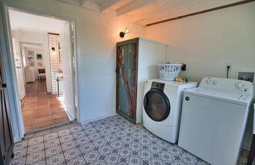 Pet Friendly & Firepit Minutes to Beach Sleeps 6 - Foto 43