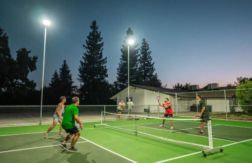 Riverfront Beauty with Pickle Ball Court - Foto 1