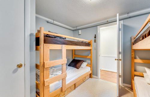 Renovated Ski-InandSki-Out Peru Condo at Bromley Mtn - Foto 22