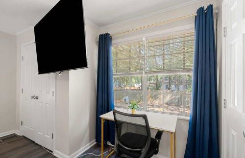 Cozy 4BR Home Pet Friendly Large Yard & Patio - Foto 40