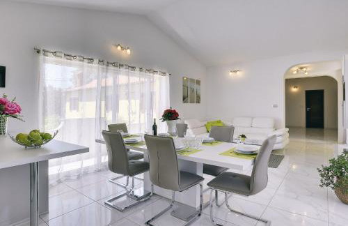 Apartment With Modern Decor and Spacious Garden, 3 km From the Beach - Foto 18