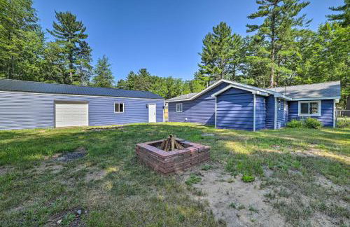 Prudenville Retreat with Yard about 1 Mi to Lake! - Foto 26