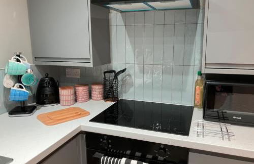 3 Bedroom home, with 4 beds, parking, walk to station & town centre families and business visitors welcome - Foto 21