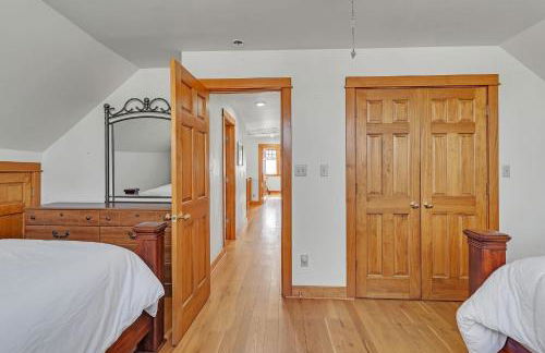 Charming Country 4BR Retreat with Riverfront Views cabin - Foto 18