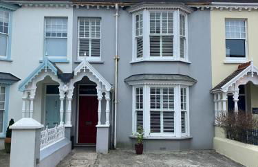 Tenby Victorian Villa with parking, pets allowed - Photo 46