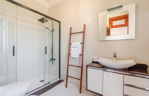 HostWise - Country Villa w/ Pool, Court & Views - Foto 39