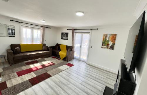 Spacious 3-Bed Home with Garden, Private Parking, Smart Tv's, Fast Wi-Fi - Photo 10