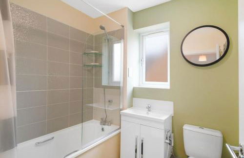 5-BR Home 7-Beds Wi-Fi Parking, Great for Contractors Peterborough, Wi-Fi - Foto 13