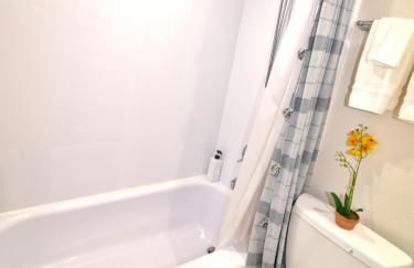 Palm Beach Paradise Walk to Beach Pool WiFi 86" TV WiFi - Foto 6