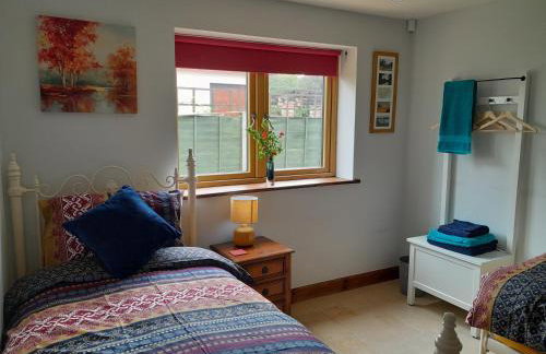 Canal-side 5-Bed Cottage - Sleeps 10 Pet Friendly - Foto 22