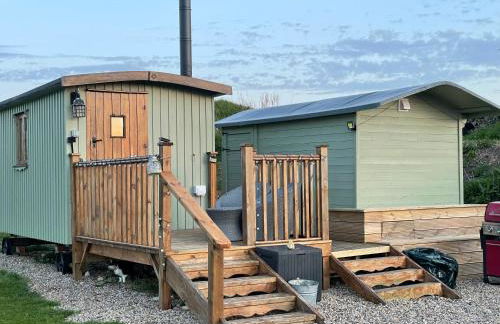 Oakley View Shepherds Hut with hot tub - Photo 25