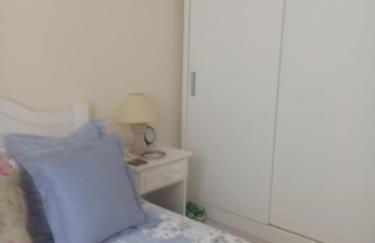 Encantador a 2 quadras da Enseada, com varanda e garagem - Foto 5