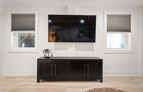 Couples Retreat with Hot Tub, Beach Cruisers, Spa Bath - Foto 10