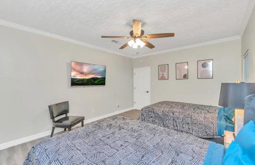 AccessibleGem 3BR Jacuzzi & Air Hockey Sleeps 13 Chinatown - Foto 55