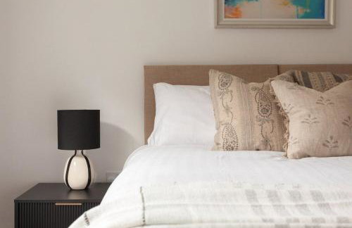 Runcorn Spacious Modern 3 bedroom House, 4 beds, On site Parking, Long stay deals - Foto 20