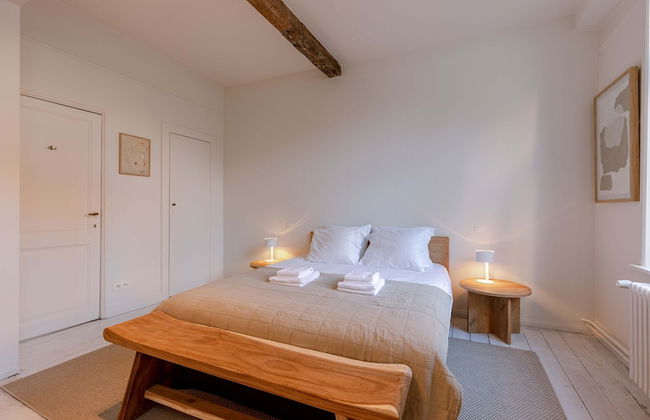 Inviting and Bright Guest Room in City Center - Photo 5