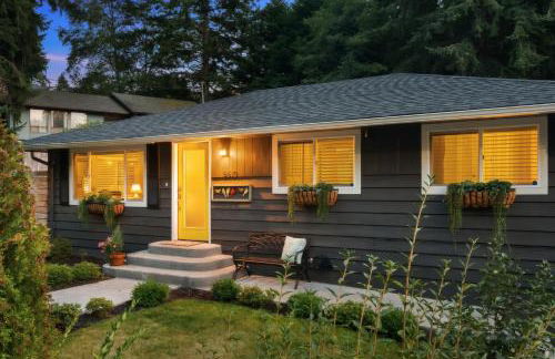 Spacious Main Street Retreat for families and large groups - Photo 10