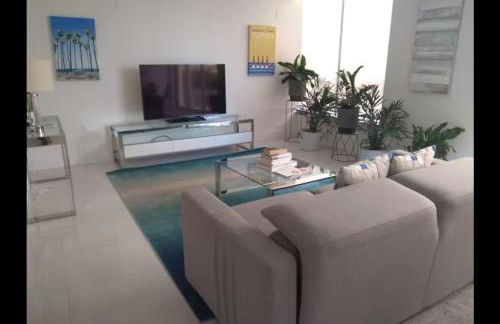 Beachfront Bentley Hotel One Bedroom Suite with Balcony and Beach access - Foto 16