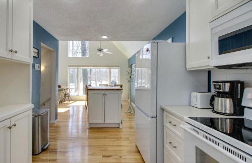 Breezy Point Cabin Deck with Golf Course Views! - Foto 10