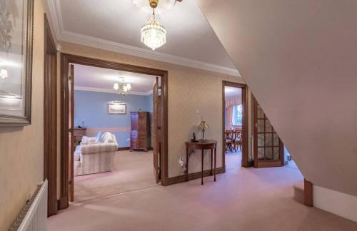 Tudor Style Seafront Home Sea Views Shoebury - Pass the Keys - Foto 46