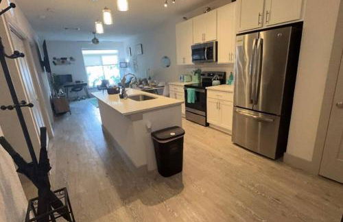 Beautiful Condo on Riverwalk King Suite w Free Parking Pet Friendly Centrally Located on the Riverwalk - Foto 15