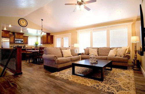 3 Car Garage Full Kitchen Large Backyard Smart TVs - Foto 13