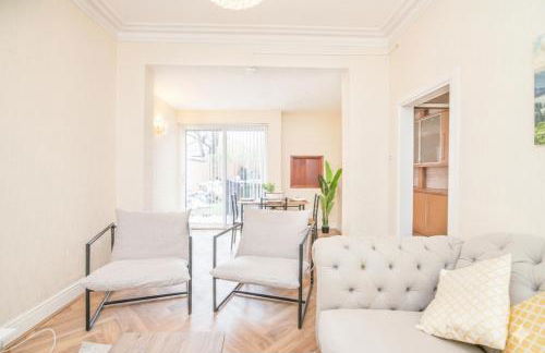 Spacious 6BR Family & Group Home Garden & Parking Sleeps 10 - Foto 3