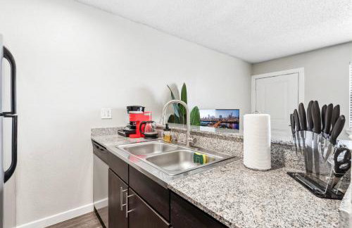 Economy King Bed Suites w Pool, Next to Downtown - Foto 47